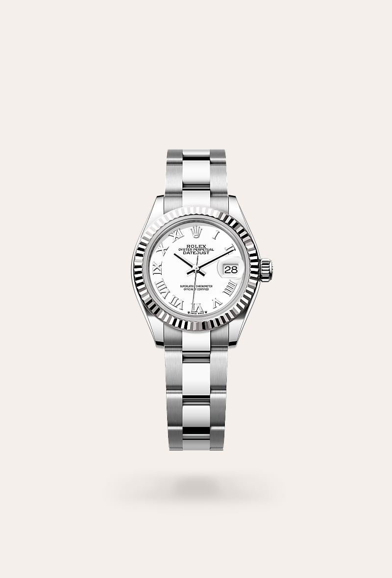 el bisel estriado de rolex es una marca de distinción. en un principio, el diseño estriado del bisel oyster tenía una función específica: servía para atornillar el bisel a la caja garantizando la hermeticidad del reloj. además, era idéntico al acanalado del fondo de la caja, atornillado a ésta por la misma razón, mediante herramientas específicas de rolex. con el tiempo, el estriado se convirtió en un elemento puramente estético, una auténtica característica distintiva de rolex. en la actualidad, el estriado es una marca de distinción, en oro en este lady-datejust.