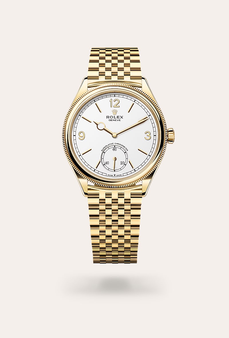 cada esfera supone una pequeña obra de arte. el color, los reflejos, la textura de su superficie, así como los elementos que la decoran o incluso el diseño del conjunto, le confieren al reloj toda su personalidad. rolex lleva a cabo de forma interna la totalidad del proceso de creación y fabricación de sus esferas. se trata de una serie de gestos y operaciones que, desde los primeros esbozos hasta el control final, pasando por las etapas de coloración y colocación de los indicadores, requieren a profesionales especializados. algunas de estas profesiones se remontan a los orígenes de la relojería, como, por ejemplo, el esmaltador. otras son inherentes al uso de tecnologías punta, como el tratamiento de superficies por pulverización catódica magnetrón que consiste en colorear la superficie de la esfera mediante el depósito de una ínfima capa de material, un complejo procedimiento que se realiza al vacío. la fabricación de las esferas rolex, una labor tan artesanal como tecnológica, resume perfectamente la filosofía que mueve a la marca: alcanzar el más alto nivel de calidad para lograr un resultado impecable y permanente.