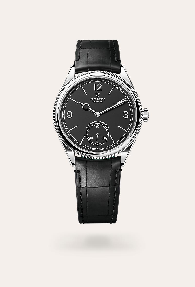 cada esfera supone una pequeña obra de arte. el color, los reflejos, la textura de su superficie, así como los elementos que la decoran o incluso el diseño del conjunto, le confieren al reloj toda su personalidad. rolex lleva a cabo de forma interna la totalidad del proceso de creación y fabricación de sus esferas. se trata de una serie de gestos y operaciones que, desde los primeros esbozos hasta el control final, pasando por las etapas de coloración y colocación de los indicadores, requieren a profesionales especializados. algunas de estas profesiones se remontan a los orígenes de la relojería, como, por ejemplo, el esmaltador. otras son inherentes al uso de tecnologías punta, como el tratamiento de superficies por pulverización catódica magnetrón que consiste en colorear la superficie de la esfera mediante el depósito de una ínfima capa de material, un complejo procedimiento que se realiza al vacío. la fabricación de las esferas rolex, una labor tan artesanal como tecnológica, resume perfectamente la filosofía que mueve a la marca: alcanzar el más alto nivel de calidad para lograr un resultado impecable y permanente.