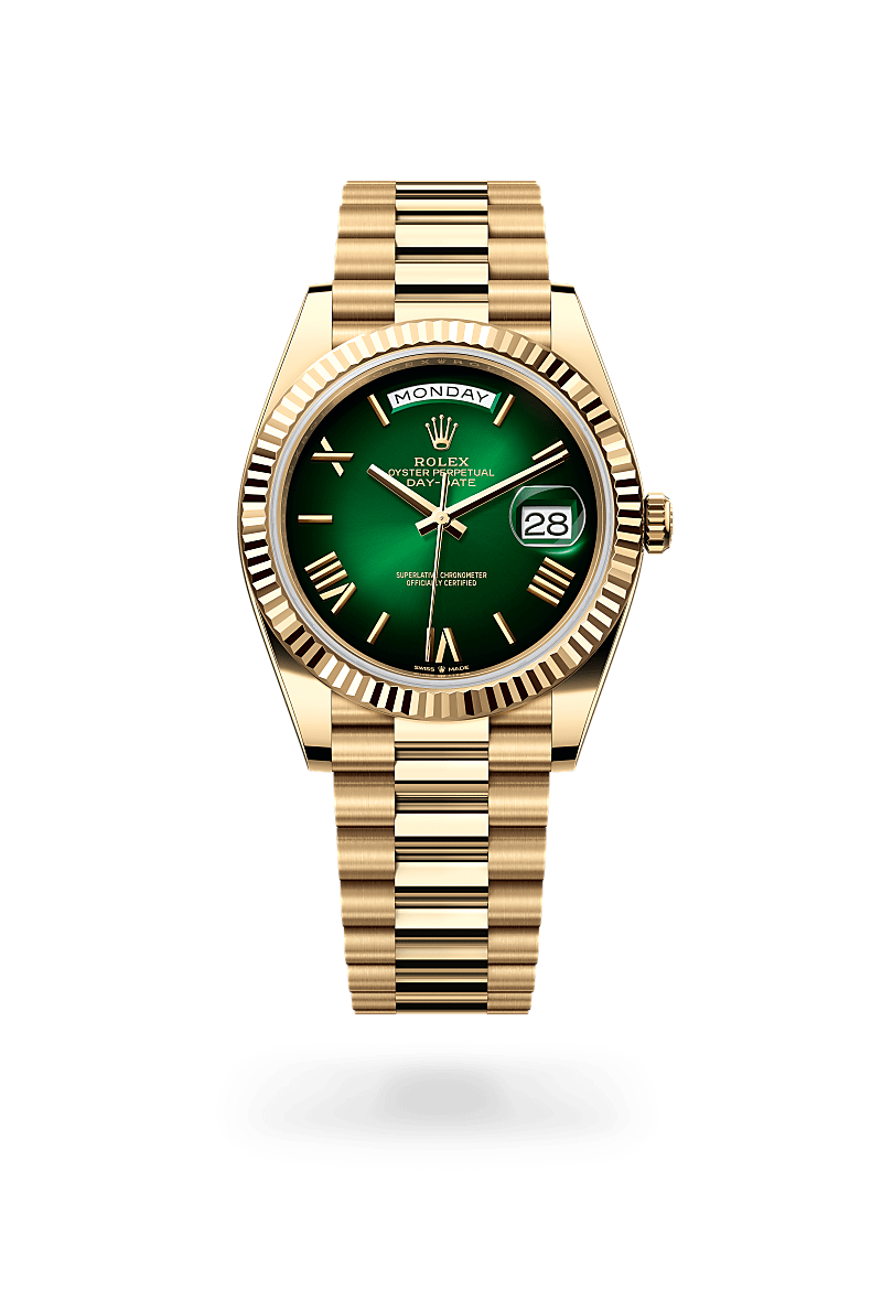 el bisel estriado de rolex es una marca de distinción. en un principio, el diseño estriado del bisel oyster tenía una función específica: servía para atornillar el bisel a la caja garantizando la hermeticidad del reloj. además, era idéntico al acanalado del fondo de la caja, atornillado a ésta por la misma razón, mediante herramientas específicas de rolex. con el tiempo, el estriado se convirtió en un elemento puramente estético, una auténtica característica distintiva de rolex. en la actualidad, el estriado es una marca de distinción, en oro en este day-date 40.