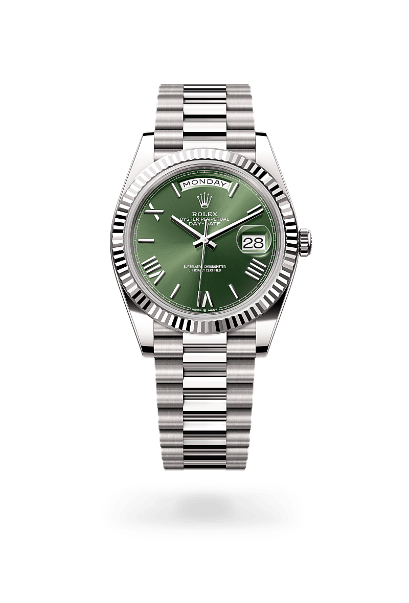 el bisel estriado de rolex es una marca de distinción. en un principio, el diseño estriado del bisel oyster tenía una función específica: servía para atornillar el bisel a la caja garantizando la hermeticidad del reloj. además, era idéntico al acanalado del fondo de la caja, atornillado a ésta por la misma razón, mediante herramientas específicas de rolex. con el tiempo, el estriado se convirtió en un elemento puramente estético, una auténtica característica distintiva de rolex. en la actualidad, el estriado es una marca de distinción, en oro en este day-date 40.